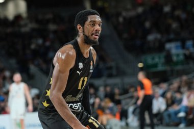 23 Ocak 2025 tarihinde İspanya 'nın Movistar Arena Madrid kentinde oynanan Real Madrid ile Baskonia Vitoria Gasteiz arasındaki EuroLeague karşılaşmasında Baskonia Forrest Trent of Baskonia