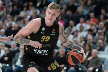 23 Ocak 2025 tarihinde İspanya 'nın Movistar Arena Madrid kentinde oynanan ve Real Madrid ile Baskonia Vitoria Gasteiz arasında oynanan EuroLeague karşılaşmasında Baskonia' lı Samaniç Luka