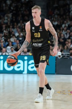 23 Ocak 2025 tarihinde İspanya 'nın Movistar Arena Madrid kentinde oynanan ve Real Madrid ile Baskonia Vitoria Gasteiz arasında oynanan EuroLeague karşılaşmasında Baskonia' lı Samaniç Luka