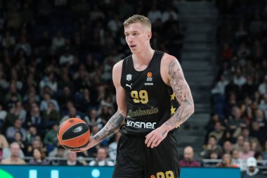 23 Ocak 2025 tarihinde İspanya 'nın Movistar Arena Madrid kentinde oynanan ve Real Madrid ile Baskonia Vitoria Gasteiz arasında oynanan EuroLeague karşılaşmasında Baskonia' lı Samaniç Luka