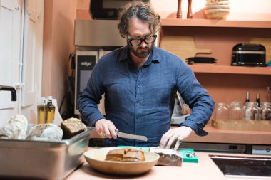 Şef Richard Hart kitabı Madrid 'deki Semilla Food Studio' da sunar. 24 Ocak 2025 İspanya