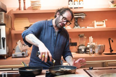 Şef Richard Hart kitabı Madrid 'deki Semilla Food Studio' da sunar. 24 Ocak 2025 İspanya