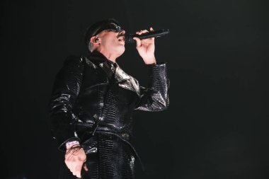 Sanatçı Rodrigo Cuevas, 25 Ocak 2025 tarihinde İspanya 'nın Madrid kentindeki Movistar Arena' da verdiği konserde performans sergiliyor..