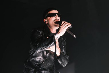 Sanatçı Rodrigo Cuevas, 25 Ocak 2025 tarihinde İspanya 'nın Madrid kentindeki Movistar Arena' da verdiği konserde performans sergiliyor..