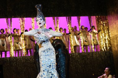 Aktörler La Corte de Faraon operasının sunumu sırasında Madrid 'deki Zarzuela Tiyatrosu' nda 25 Ocak 2025 İspanya