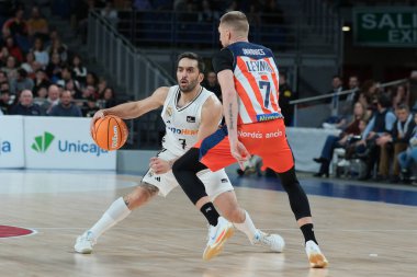 Real Madrid 'den Facu Campazzo, Real Madrid ile Coruna arasındaki maç sırasında 25 Ocak 2025 tarihinde İspanya' nın başkenti Madrid 'de oynanan WiZink Center' da oynanmıştır..