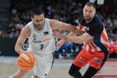 Real Madrid 'den Facu Campazzo, Real Madrid ile Coruna arasındaki maç sırasında 25 Ocak 2025 tarihinde İspanya' nın başkenti Madrid 'de oynanan WiZink Center' da oynanmıştır..