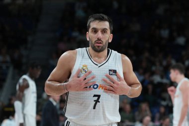 Real Madrid 'den Facu Campazzo, Real Madrid ile Coruna arasındaki maç sırasında 25 Ocak 2025 tarihinde İspanya' nın başkenti Madrid 'de oynanan WiZink Center' da oynanmıştır..