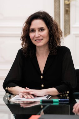 Isabel Diaz Ayuso, 28 Ocak 2025 'te İspanya' nın Madrid şehrinde Real Casa de Correos 'ta parlamento gruplarıyla yaptığı görüşmeler sırasında