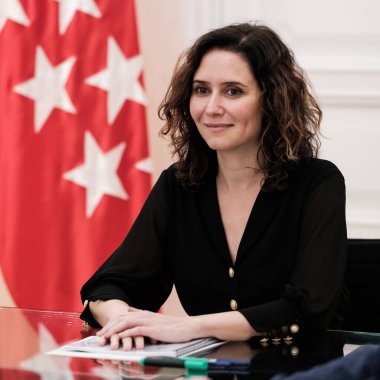 Isabel Diaz Ayuso, 28 Ocak 2025 'te İspanya' nın Madrid şehrinde Real Casa de Correos 'ta parlamento gruplarıyla yaptığı görüşmeler sırasında
