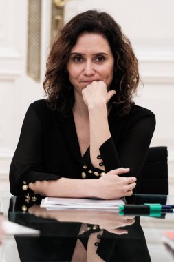 Isabel Diaz Ayuso, 28 Ocak 2025 'te İspanya' nın Madrid şehrinde Real Casa de Correos 'ta parlamento gruplarıyla yaptığı görüşmeler sırasında
