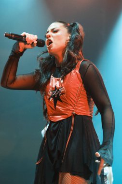 Şarkıcı Miriam Rodriguez 31 Ocak 2025 'te Madrid' deki Live Las Ventas konserinde sahne aldı..