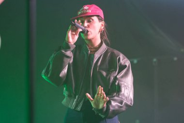 MARLENA grubunun solisti Ana Legazpi, 2001 Şubat 2025 'te Madrid' deki Circo Price konserinde performans sergiliyor..