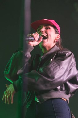 MARLENA grubunun solisti Ana Legazpi, 2001 Şubat 2025 'te Madrid' deki Circo Price konserinde performans sergiliyor..