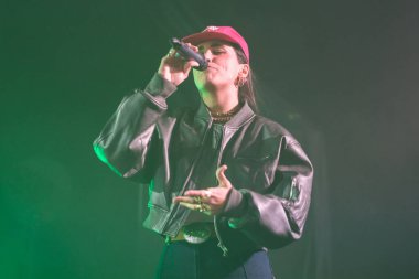 MARLENA grubunun solisti Ana Legazpi, 2001 Şubat 2025 'te Madrid' deki Circo Price konserinde performans sergiliyor..