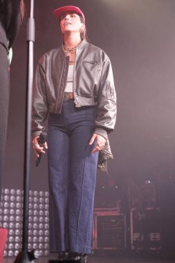 MARLENA grubunun solisti Ana Legazpi, 2001 Şubat 2025 'te Madrid' deki Circo Price konserinde performans sergiliyor..