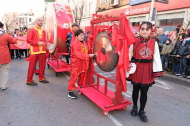 2 Şubat 2025 'te Madrid 2024' te Serpiente bölgesindeki Çin Yeni Yılı geçit töreninde birkaç kişi