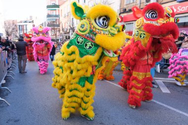 2 Şubat 2025 'te Madrid 2024' te Serpiente bölgesindeki Çin Yeni Yılı geçit töreninde birkaç kişi