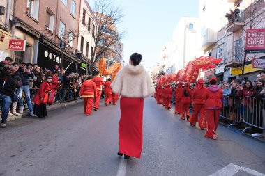 2 Şubat 2025 'te Madrid 2024' te Serpiente bölgesindeki Çin Yeni Yılı geçit töreninde birkaç kişi