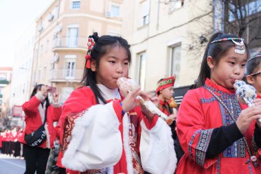 2 Şubat 2025 'te Madrid 2024' te Serpiente bölgesindeki Çin Yeni Yılı geçit töreninde birkaç kişi