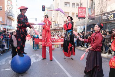 2 Şubat 2025 'te Madrid 2024' te Serpiente bölgesindeki Çin Yeni Yılı geçit töreninde birkaç kişi