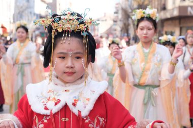 2 Şubat 2025 'te Madrid 2024' te Serpiente bölgesindeki Çin Yeni Yılı geçit töreninde birkaç kişi