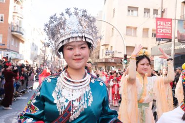 2 Şubat 2025 'te Madrid 2024' te Serpiente bölgesindeki Çin Yeni Yılı geçit töreninde birkaç kişi