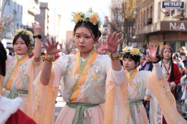 2 Şubat 2025 'te Madrid 2024' te Serpiente bölgesindeki Çin Yeni Yılı geçit töreninde birkaç kişi