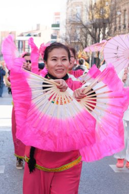 2 Şubat 2025 'te Madrid 2024' te Serpiente bölgesindeki Çin Yeni Yılı geçit töreninde birkaç kişi