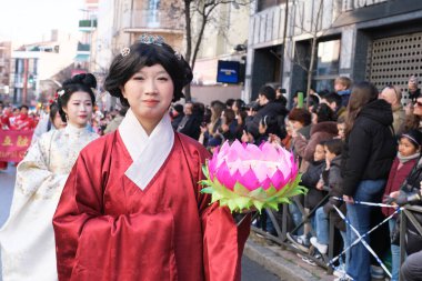 2 Şubat 2025 'te Madrid 2024' te Serpiente bölgesindeki Çin Yeni Yılı geçit töreninde birkaç kişi