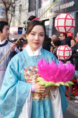 2 Şubat 2025 'te Madrid 2024' te Serpiente bölgesindeki Çin Yeni Yılı geçit töreninde birkaç kişi