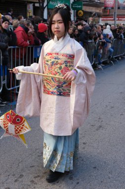 2 Şubat 2025 'te Madrid 2024' te Serpiente bölgesindeki Çin Yeni Yılı geçit töreninde birkaç kişi