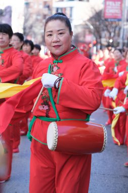 2 Şubat 2025 'te Madrid 2024' te Serpiente bölgesindeki Çin Yeni Yılı geçit töreninde birkaç kişi