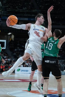 Real Madrid 'den Mario Hezonja, Real Madrid ve Joventut Badalona arasında 2 Şubat 2025 tarihinde Madrid, İspanya' da oynanan maçta.