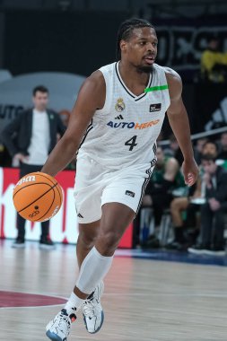 Real Madrid 'den Dennis Smith, Real Madrid ve Joventut Badalona arasında 2 Şubat 2025 tarihinde Madrid, İspanya' da oynanan maçta.