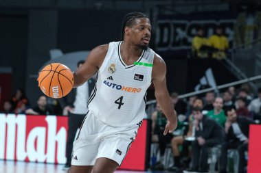 Real Madrid 'den Dennis Smith, Real Madrid ve Joventut Badalona arasında 2 Şubat 2025 tarihinde Madrid, İspanya' da oynanan maçta.