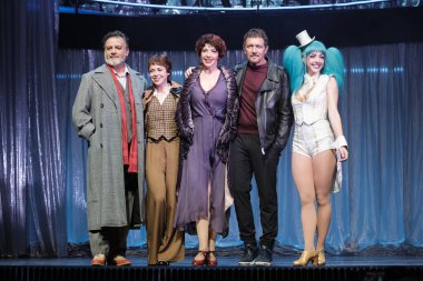 Antonio Banderas, 4 Şubat 2025 'te Madrid' de Apolo Tiyatrosu 'nda sunulan' Gypsy 'müzikalinin sunumu sırasında
