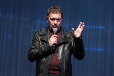 Antonio Banderas, 4 Şubat 2025 'te Madrid' de Apolo Tiyatrosu 'nda sunulan' Gypsy 'müzikalinin sunumu sırasında