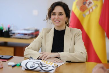 Madrid Topluluğu Başkanı Isabel Daz Ayuso, işgalden etkilenenlerin temsilcileriyle 4 Şubat 2025 tarihinde Madrid 'de bulunan Real Casa de Correos' ta bir araya geldi.