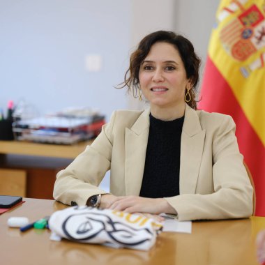 Madrid Topluluğu Başkanı Isabel Daz Ayuso, işgalden etkilenenlerin temsilcileriyle 4 Şubat 2025 tarihinde Madrid 'de bulunan Real Casa de Correos' ta bir araya geldi.
