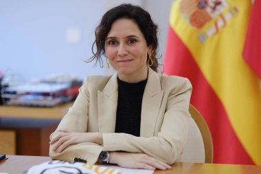 Madrid Topluluğu Başkanı Isabel Daz Ayuso, işgalden etkilenenlerin temsilcileriyle 4 Şubat 2025 tarihinde Madrid 'de bulunan Real Casa de Correos' ta bir araya geldi.