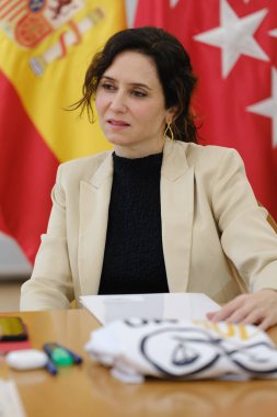 Madrid Topluluğu Başkanı Isabel Daz Ayuso, işgalden etkilenenlerin temsilcileriyle 4 Şubat 2025 tarihinde Madrid 'de bulunan Real Casa de Correos' ta bir araya geldi.