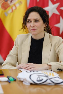 Madrid Topluluğu Başkanı Isabel Daz Ayuso, işgalden etkilenenlerin temsilcileriyle 4 Şubat 2025 tarihinde Madrid 'de bulunan Real Casa de Correos' ta bir araya geldi.