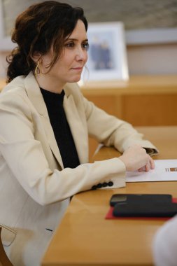 Madrid Topluluğu Başkanı Isabel Daz Ayuso, işgalden etkilenenlerin temsilcileriyle 4 Şubat 2025 tarihinde Madrid 'de bulunan Real Casa de Correos' ta bir araya geldi.