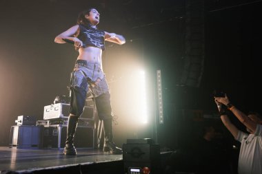 Şarkıcı Sandra Delaporte, İspanya 'nın başkenti Madrid' de düzenlenen Circo Price konserinde sahne alıyor..