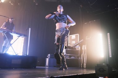 Şarkıcı Sandra Delaporte, İspanya 'nın başkenti Madrid' de düzenlenen Circo Price konserinde sahne alıyor..