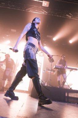 Şarkıcı Sandra Delaporte, İspanya 'nın başkenti Madrid' de düzenlenen Circo Price konserinde sahne alıyor..