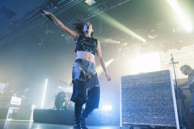 Şarkıcı Sandra Delaporte, İspanya 'nın başkenti Madrid' de düzenlenen Circo Price konserinde sahne alıyor..