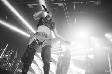 Şarkıcı Sandra Delaporte, İspanya 'nın başkenti Madrid' de düzenlenen Circo Price konserinde sahne alıyor..