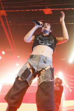 Şarkıcı Sandra Delaporte, İspanya 'nın başkenti Madrid' de düzenlenen Circo Price konserinde sahne alıyor..